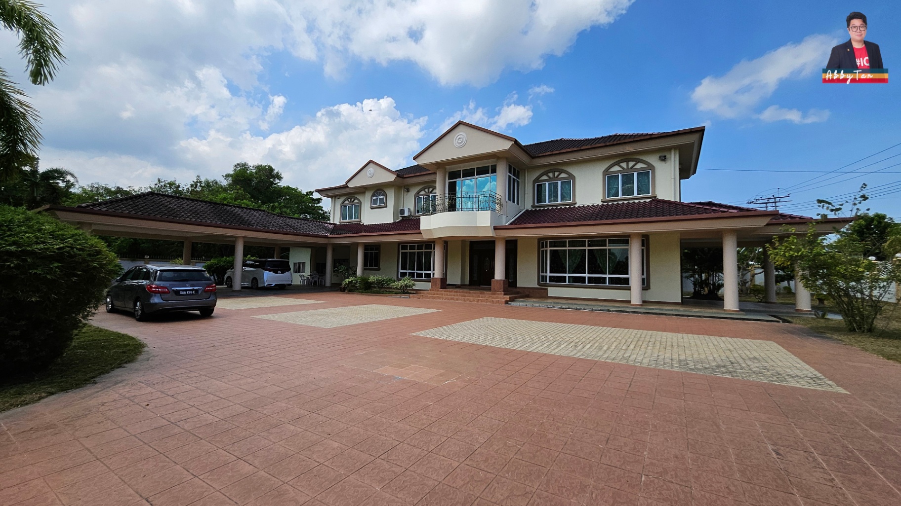 Prestige Bungalow in Kolombong | Big Land 18,038 sqft, Private Family Living