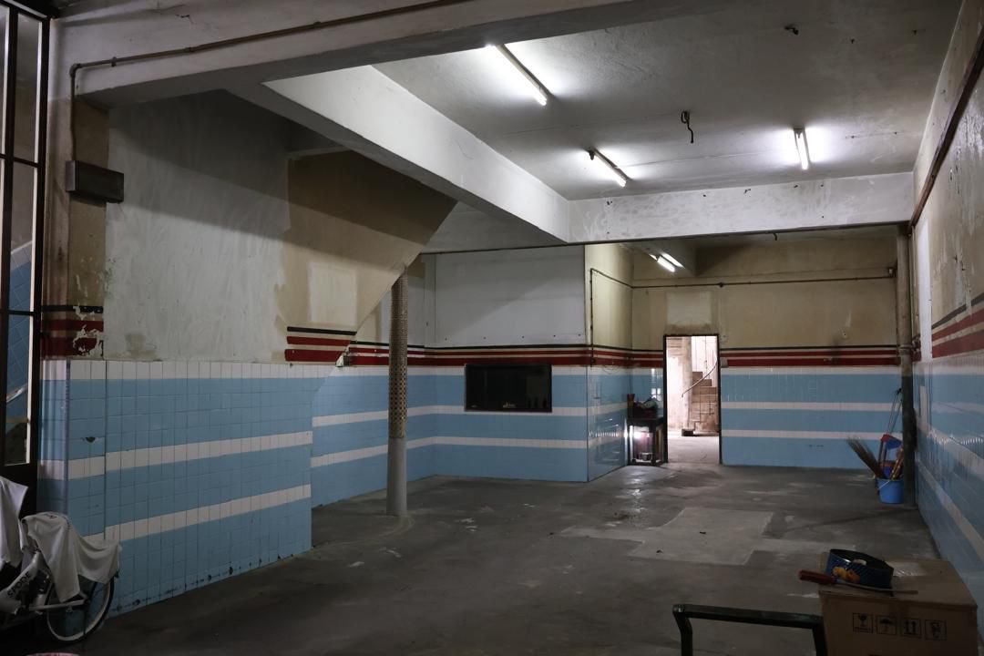 3 story shop for Rent