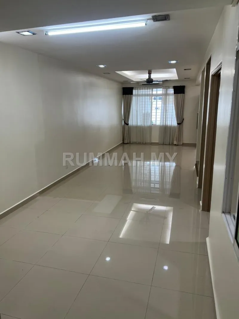 3-bedroom house in George Town, Penang for rent — Roadside Taman Island Glades 2-Storey Terrace Fully Renovated 1611sf Greenlane