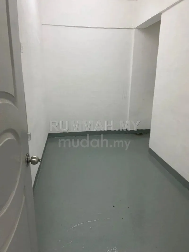Kitchen cabinet, flat Gamelan Indah, 10min distance to industri valdor