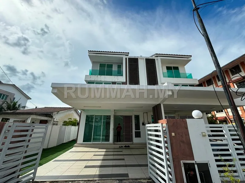5-bedroom house in Jelutong, Penang for rent — Stunning 5 Bedroom Rental 3-Storey Terraced House Available For Rent