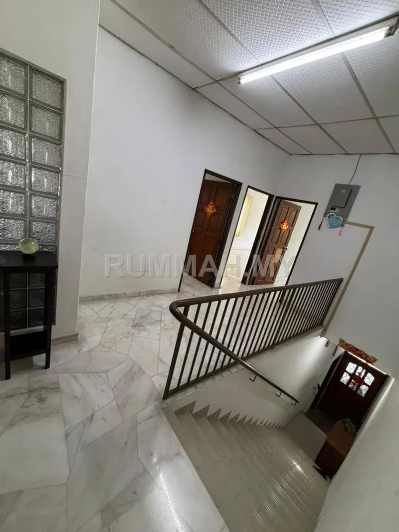 5-bedroom commercial in Jelutong, Penang for rent — First Floor Commercial Shop Office Suitable for Tuition Centre Opposite Chung Hwa For Rent