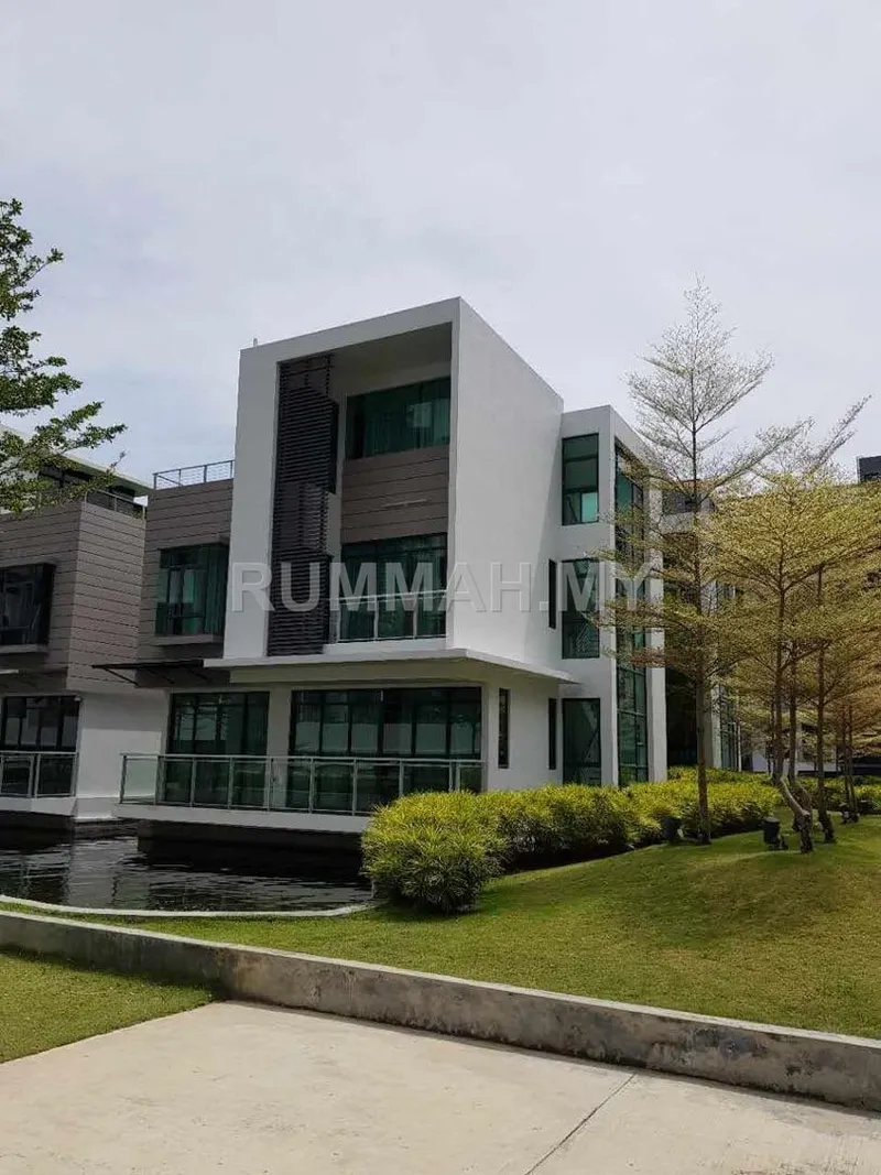 5-bedroom house in Gelugor, Penang for rent — The light 4-Storey Water Villa Bungalow for Rent @ The Light, Penang | Corner Unit