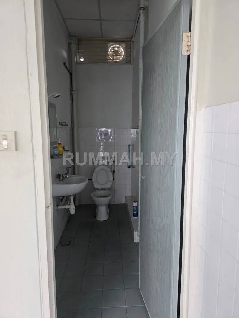commercial in Lip sin Ground floor shop, Penang — photo 2