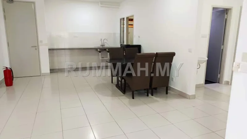3-bedroom condo in Semenyih, Selangor for rent — Semi furnished facing swimming pool 