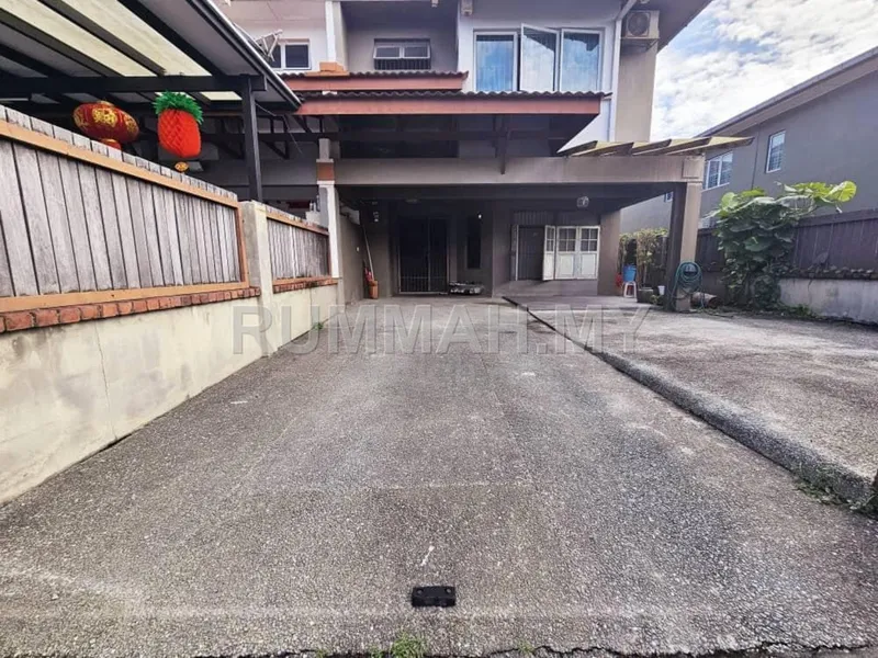 Rare 2-Storey End Lot Terrace House with Side Garden in Seri Utama, Kota Damansara