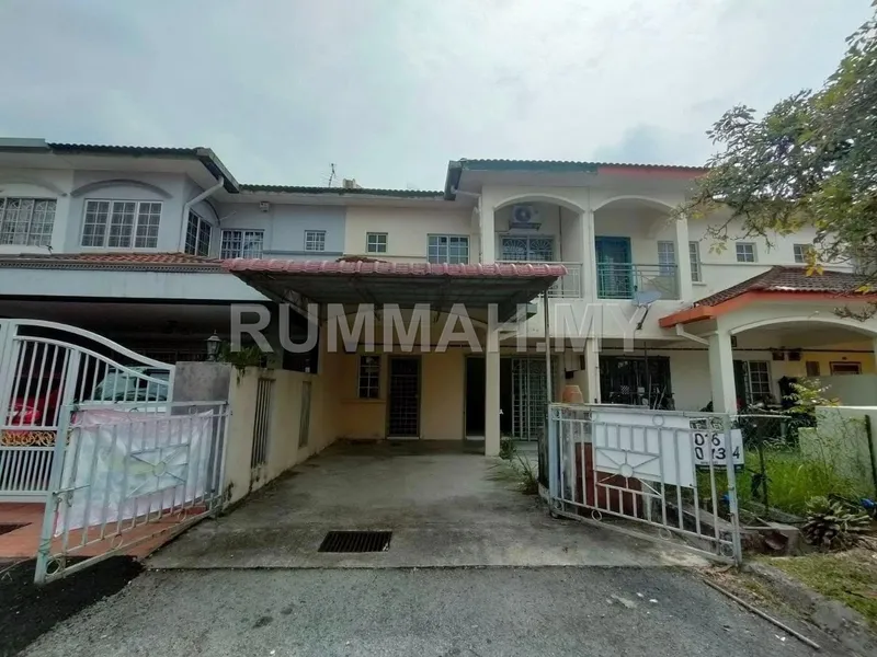 4-bedroom house in Puchong, Selangor for sale — Walking distance to LRT] Double Storey Terrace House Taman Puchong Prima
