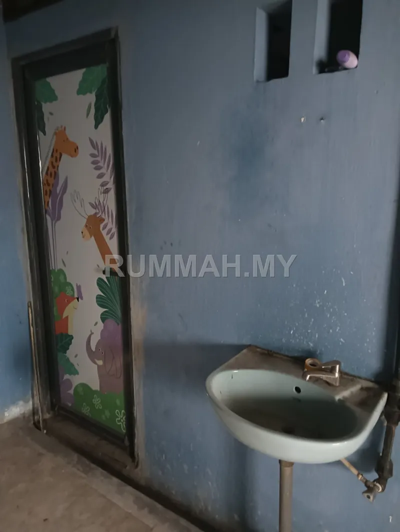 single storey terrace house in good condition with attractive wall painting
