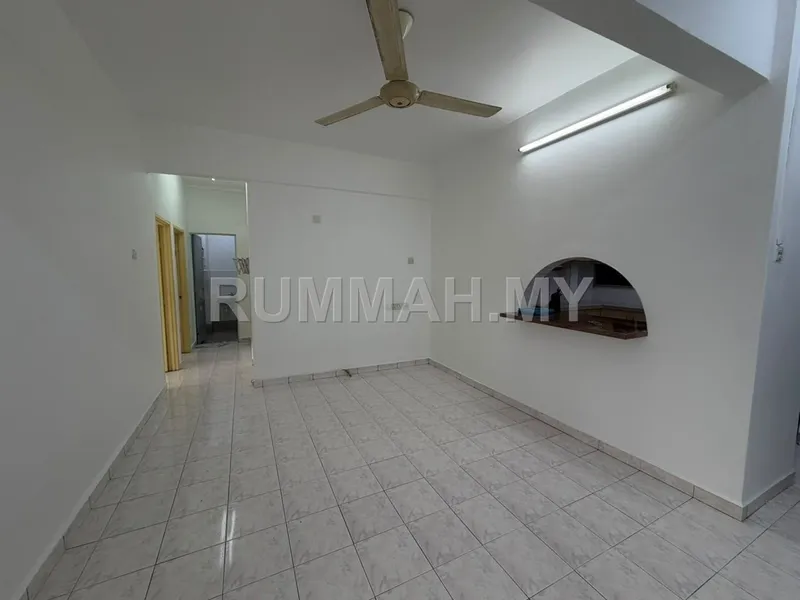 Apartment for Rent @ Desa Mas Melur Apartments, Sungai Ara | 1 Carpark