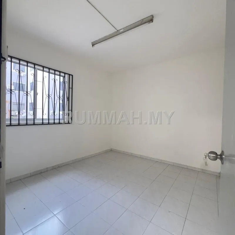 condo in Bandar Selesa Jaya, Johor — photo 3
