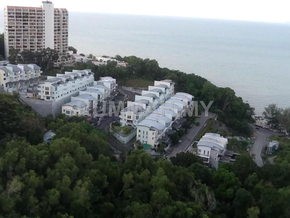 6-bedroom house in Batu Ferringhi, Penang for sale - Shamrock Beach Villas 3-Storey Superlink Terrace 1800sf Fully Reno & Furnished Batu Ferringhi