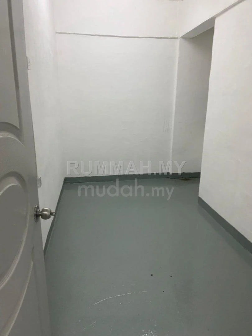 3-bedroom condo in Sungai Bakap, Penang for sale - Kitchen cabinet, flat Gamelan Indah, 10min distance to industri valdor