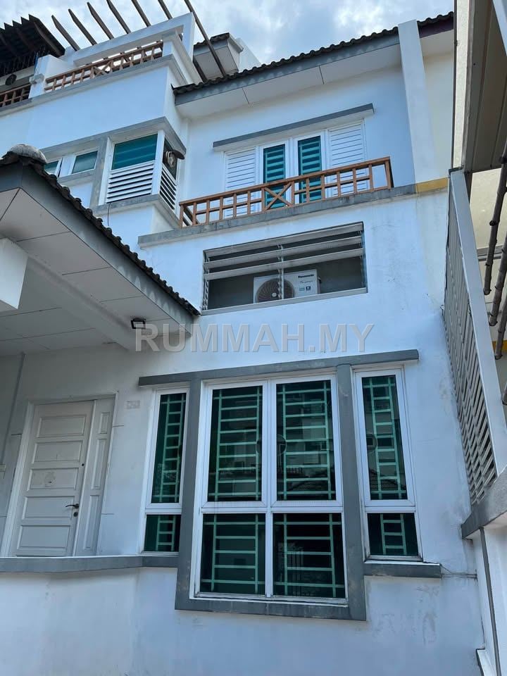 4-bedroom house in Jelutong, Penang for sale - 3-Storey Terrace House for Sale @ Nautilus Bay, Jelutong | Fully Renovated