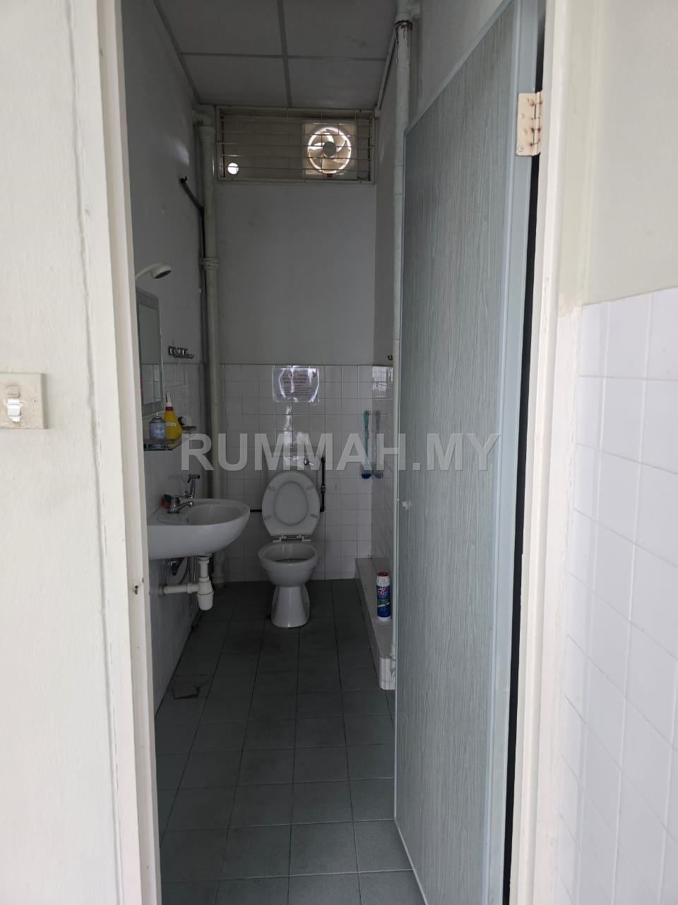 commercial in Lip sin Ground floor shop, Penang — photo 2