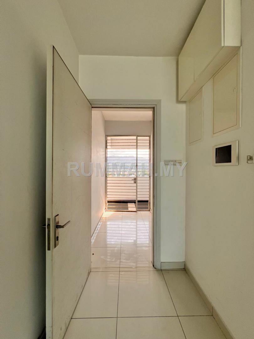 3-bedroom condo in Gelugor, Penang for sale - The Light Linear Rare Original Unit Bare Condition For Sale !