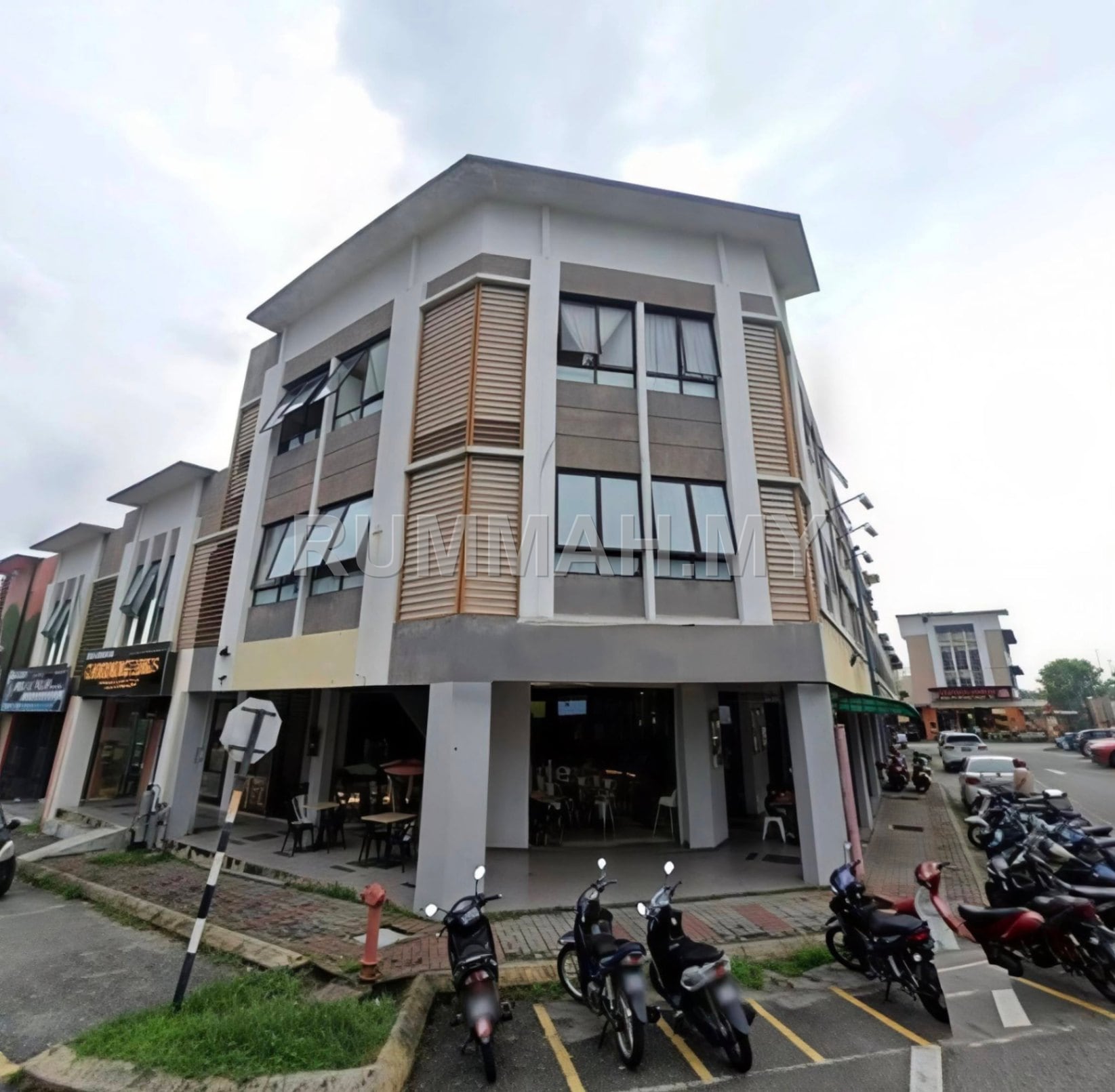 Corner Lot 3 Storey Shop Office Saujana Utama, Sungai Buloh