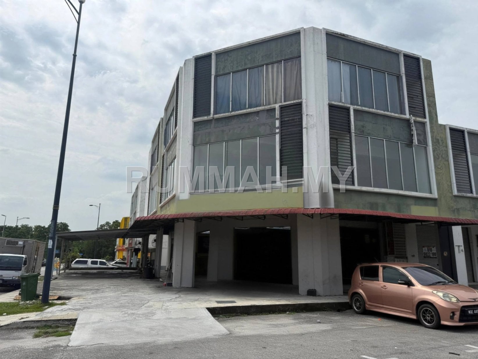 Corner Unit 3 Storey Shop Lot Saujana Rawang, Selangor For Sale