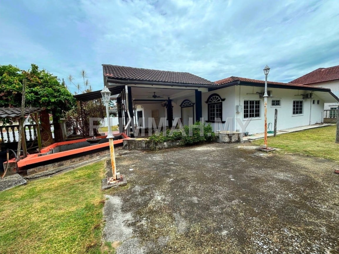 6-bedroom house in dengkil, Selangor for sale - 1-Storey Bungalow Taman Desa Sinaran, Dengkil, Sepang, Selangor.