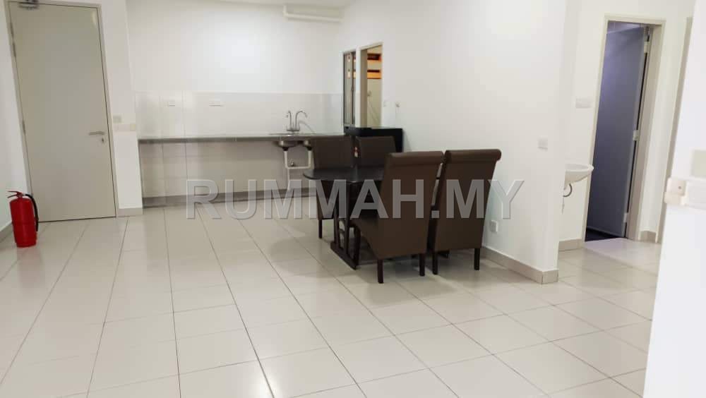 3-bedroom condo in Semenyih, Selangor for rent - Semi furnished facing swimming pool 