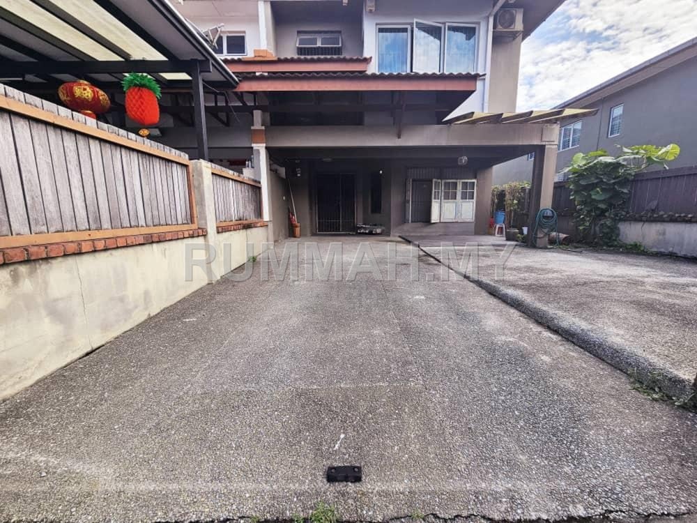 4-bedroom house in Kota Damansara, Selangor for sale - Rare 2-Storey End Lot Terrace House with Side Garden in Seri Utama, Kota Damansara