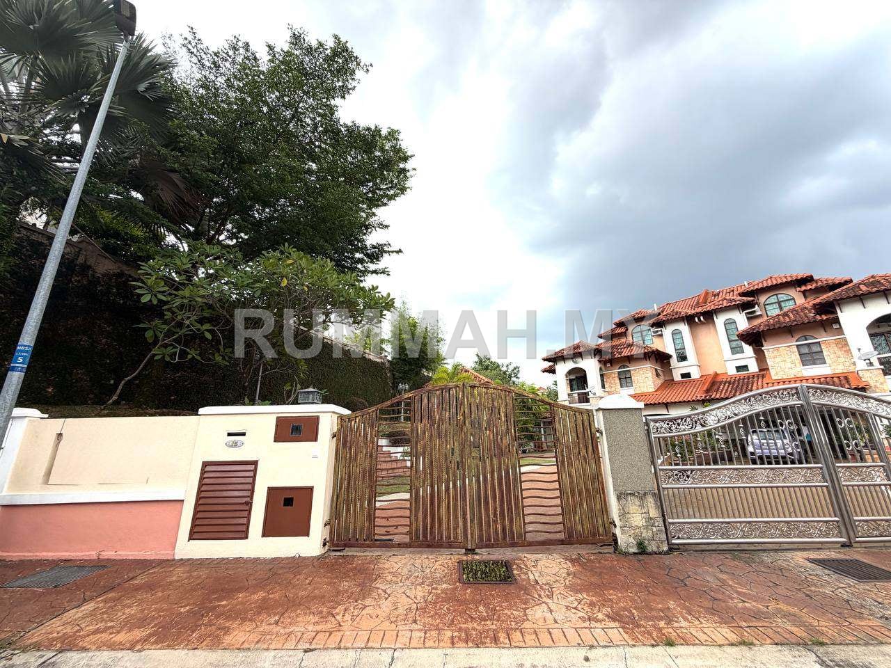 6-bedroom house in Shah Alam, Selangor for sale - Semi D Seksyen 7, Shah Alam End Lot. 10++ parking space and garden by the house
