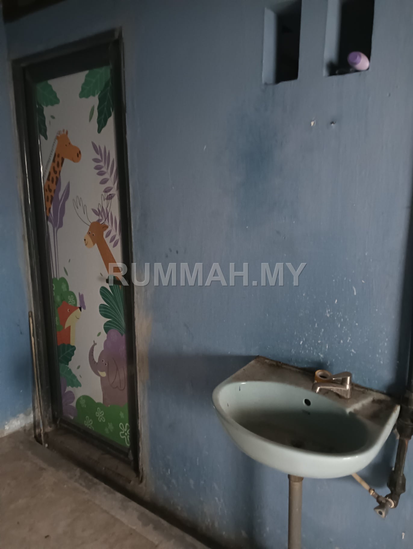 3-bedroom house in Perai, Penang for rent - single storey terrace house in good condition with attractive wall painting