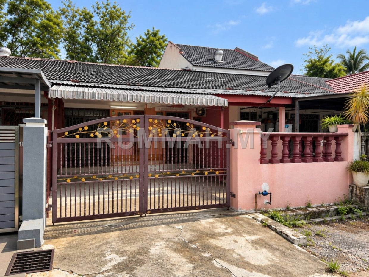 3-bedroom house in puchong, Selangor for sale - Single Storey Terrace Taman Mawar, Puchong | Renovated | Non Bumi | RM450K Nego