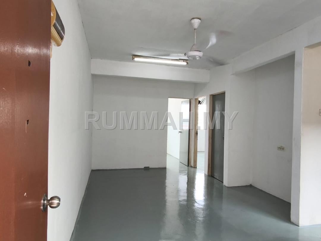 3-bedroom condo in Permatang Tinggi, Penang for sale - 1st Floor Flat @ Taman Perwira,Permatang Tinggi 