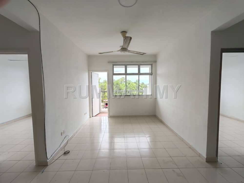 4-bedroom condo in Bandar Selesa Jaya, Johor for sale - 3+1 Bedroom Apartment 833 sqft, Villa Krystal Selesa Jaya