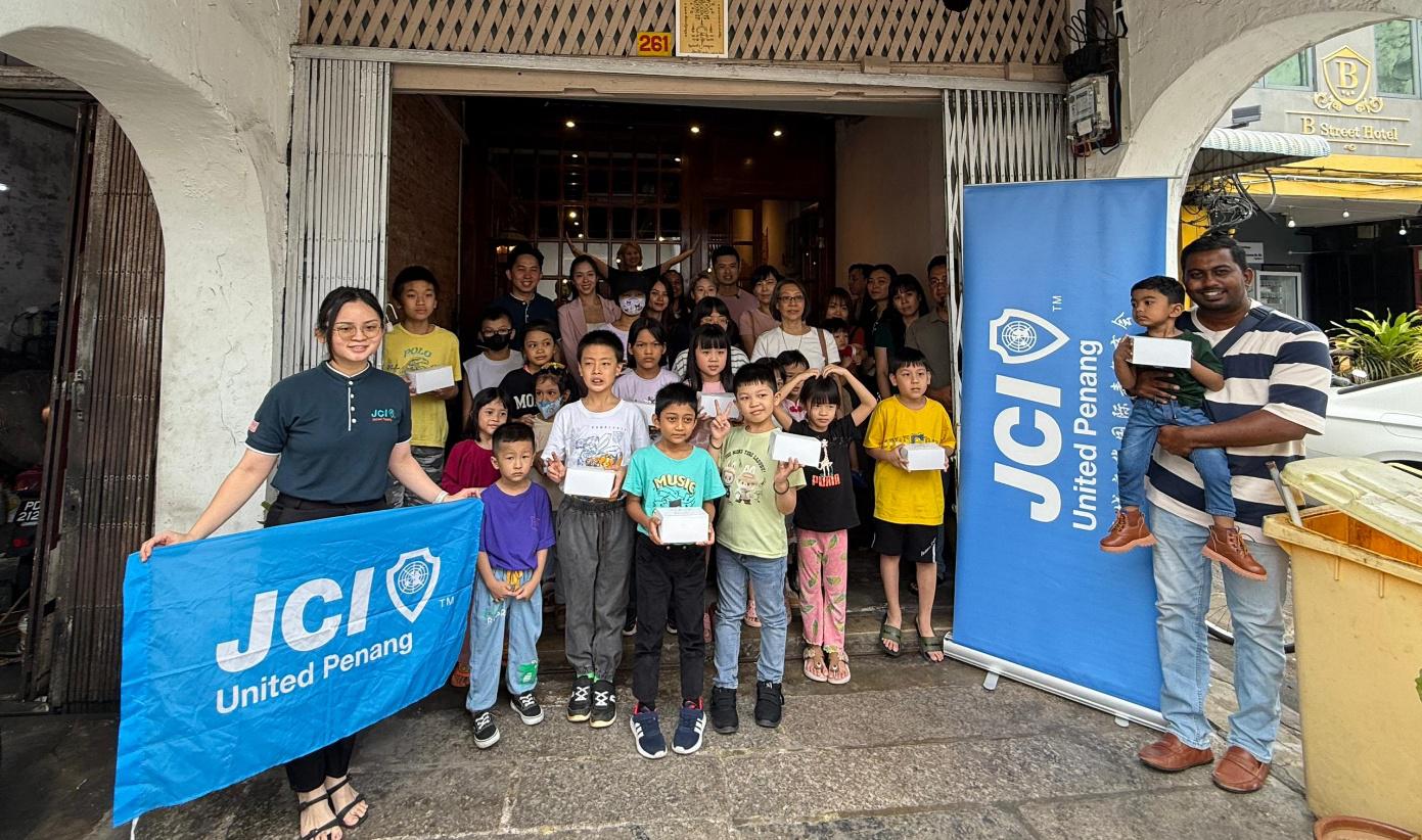 Stark Development 很荣幸参与由槟城文华国际青年商会(JCI United Penang)主办的 Bunny Hope 2.0 公益活动,与 Zeon Properties 和 Hairstory International 一同支持 Biscotti Cafe 举办的蛋糕装饰工作坊。
来自不同背景的儿童一起发挥创意、共享欢乐,让爱与希望在甜点中绽放。
